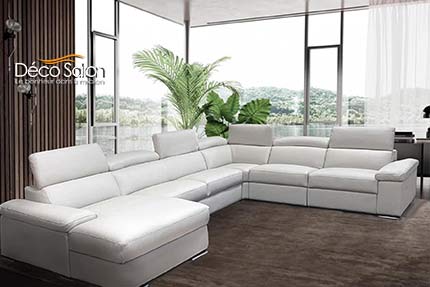 Canapé contemporain en cuir blanc.