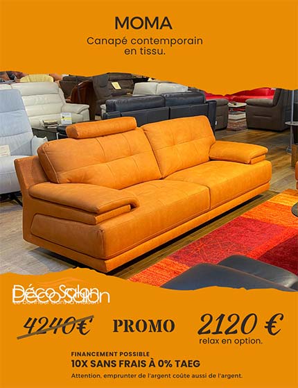 Canapé moderne en tissu orange.